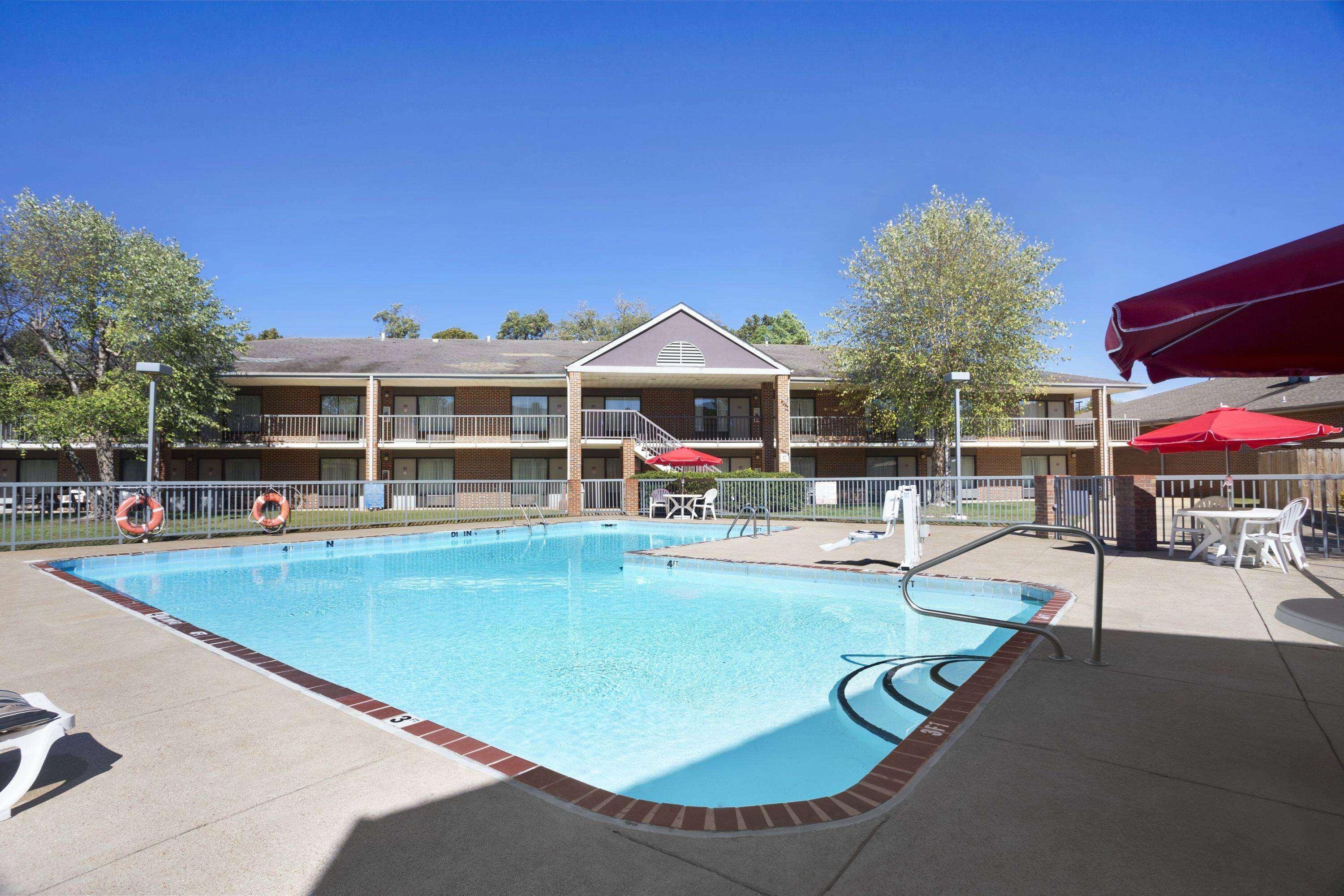 Ramada By Wyndham Batesville Extérieur photo